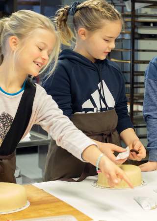 Kakepynting for barn under Matlystfestivalen i Ringsaker kommune