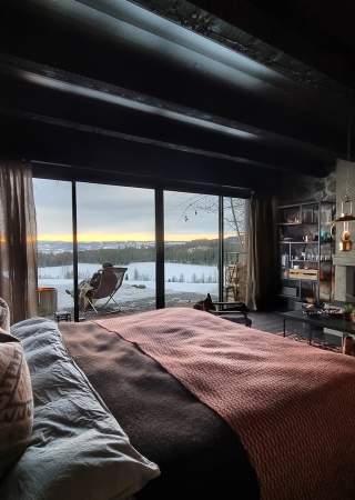 Seng og vinterutsikt i de sjarmerende Steinhyttene på Kastad gård