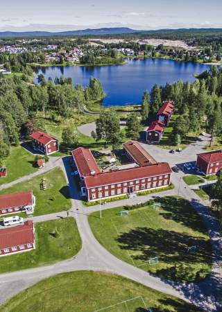 Dronebilde fra Elverum Folkehøgskole - Skolebygg 02