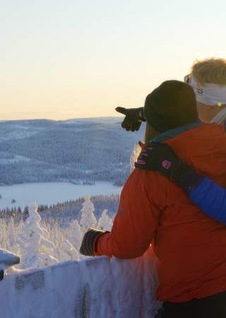 Ungt par ser på utsikten fra Lushaugtårnet på Lygna