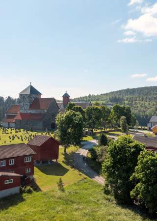 Dronebilde tett på Granavollen og Søsterkirkene