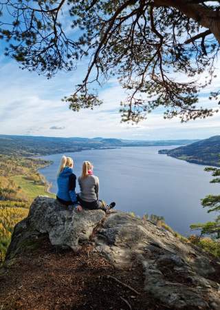 To jenter på høsttur til Høkleberget ved Randsfjorden