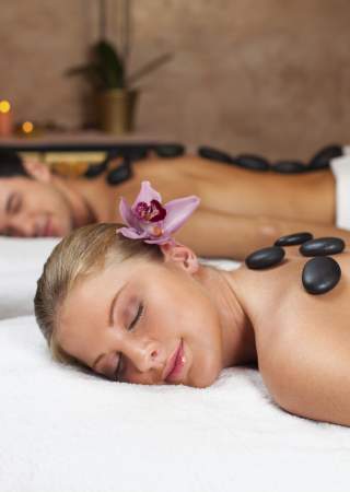 Avslappende behandling med varme steiner på Otium Spa Gjøvik