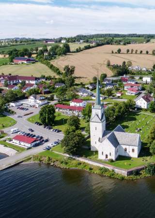 Nes kirke ved Helgøya