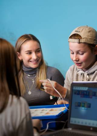 Barn programmerer på Vitensenteret Innlandet i Gjøvik