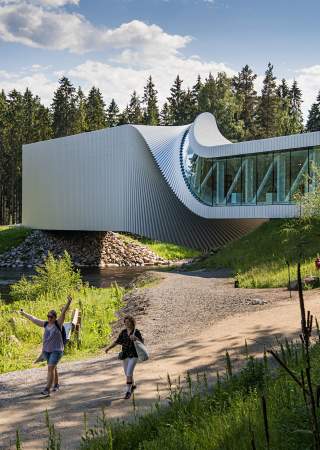 The Twist hos Kistefos museum med jublende damer i sommervær