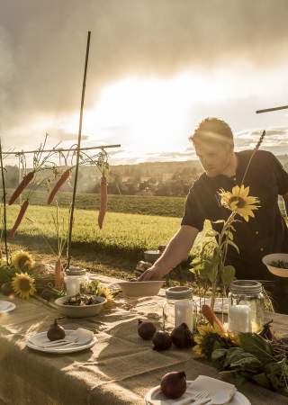 Bordet dekkes under matfestivalen Helt på jordet