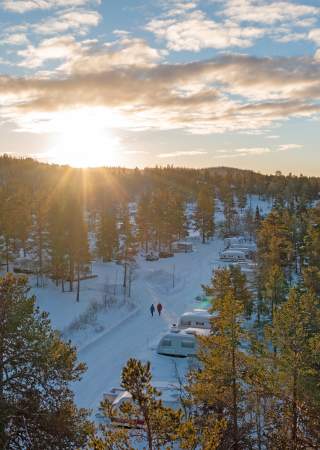 Dronebilde med vintercamping og solnedgang i Øst-Norge
