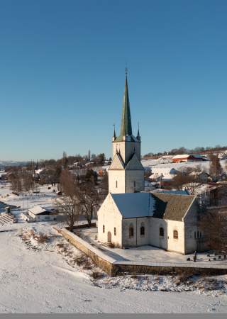Nes kirke i Ringsaker - Dronebilde vinter