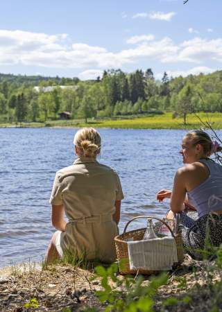På piknik ved vannkanten nær Nerlien gård