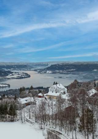 Dronebilde av Granum gård og Randsfjorden