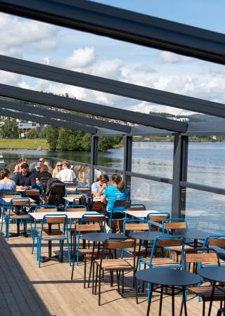 Uteservering ved Mjøsa på Brygga Gjøvik