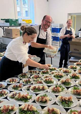 Bak kulissene - Lunsj forberedes på Forstmann Spisested og Catering