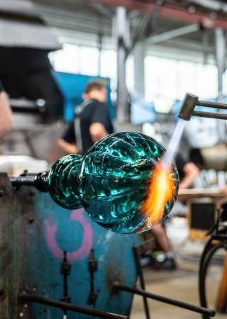 Bilde av glassblåsere i action på Hadeland Glassverk