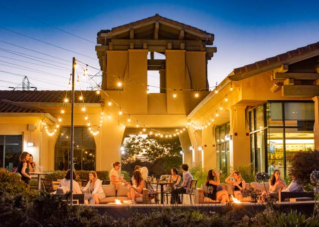 Outdoor dining at Par 3 restaurant in San Mateo, California