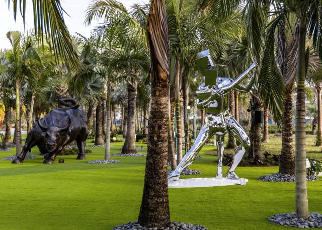 Inside Orlando's Lake Nona Sculpture Garden With Artist JEFRË