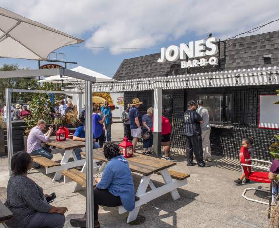Jones Bar-B-Q outside