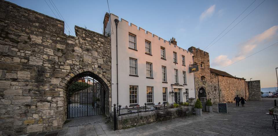 Stay at the Pig in the Wall in Old Town Southampton