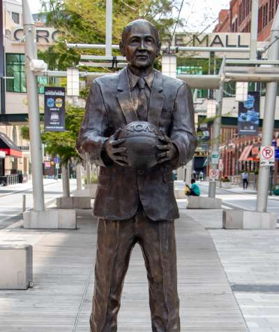 Tom Jernstedt Statue