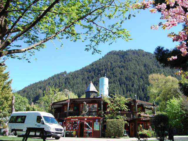 Creeksyde Holiday Park & Motels, nestled under Bob's Peak
