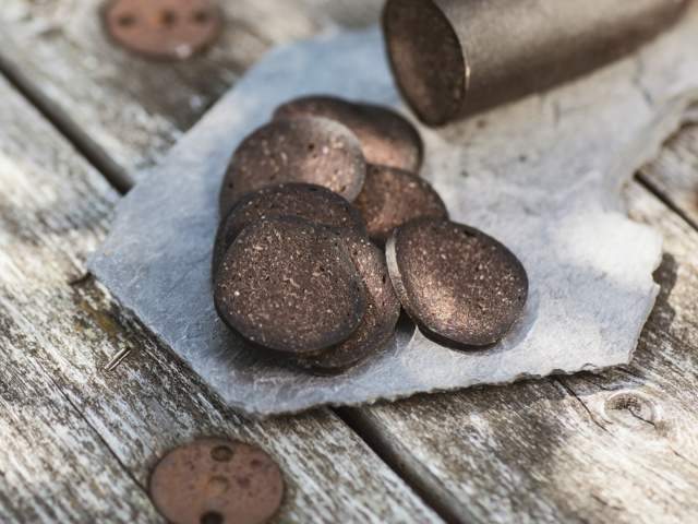 En samling kaffebønner på et piknikbord