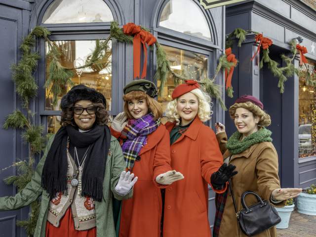Mistletoe Misses Christmas Traditions 2021