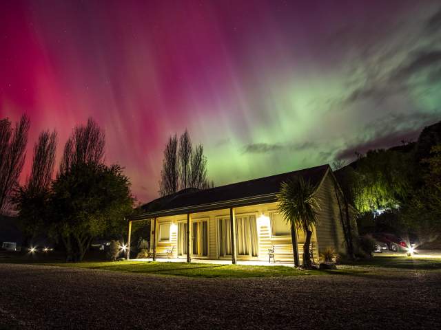 Kinross Cottage with an Aurora Australis. Credit Mitch Serbu