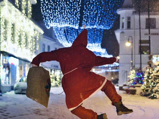 nisse som hopper i snøen