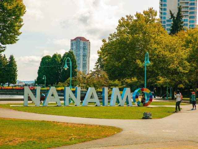 People taking a photo at the Nanaimo sign.