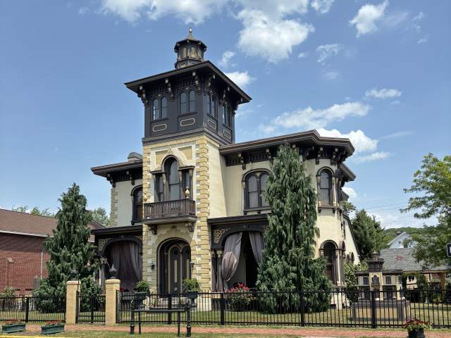 Exterior view of Woods-Brown Mansion
