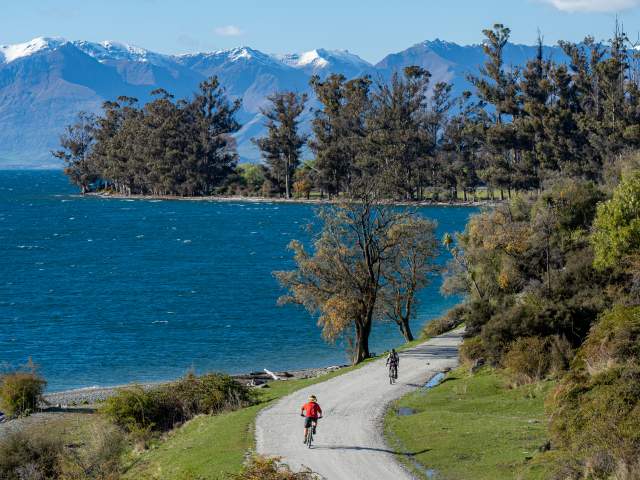 Glenorchy Gravel Grind event with riders cycling the edge of Lake Whakatipu