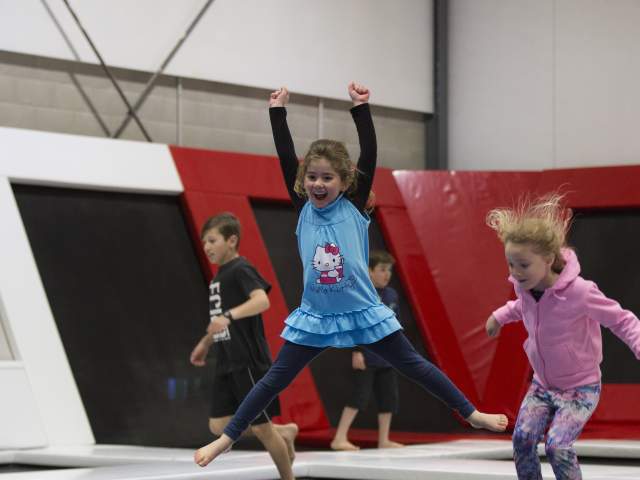 Site Trampoline kids jumping