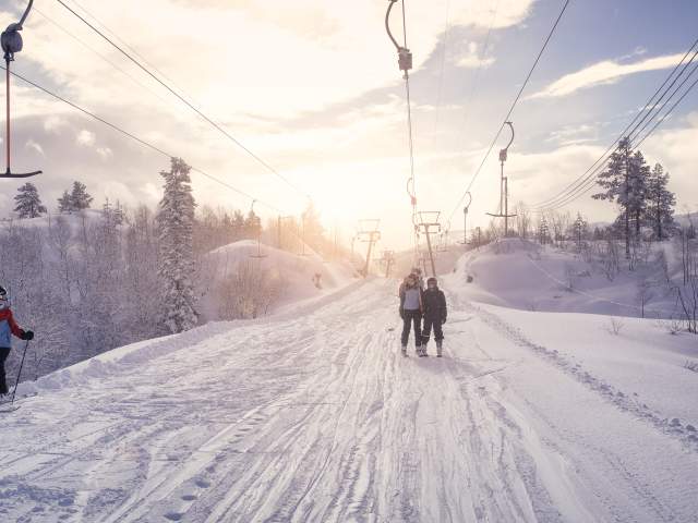 Children standing in the t-lift in Bortelid alpine centre. Photo