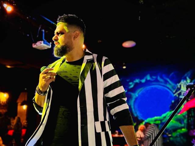 Cocktails & Screams entertainer
