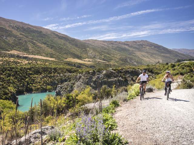 Biking alongside the Kawarau River, on the Gibbston River Trail