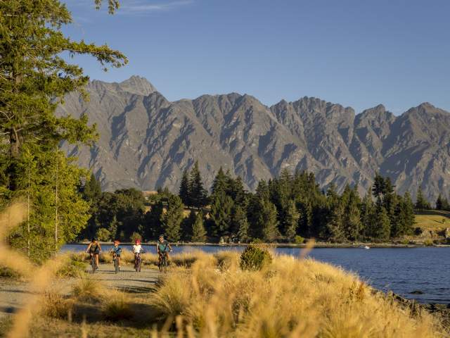 Family biking around Queenstown Gardens