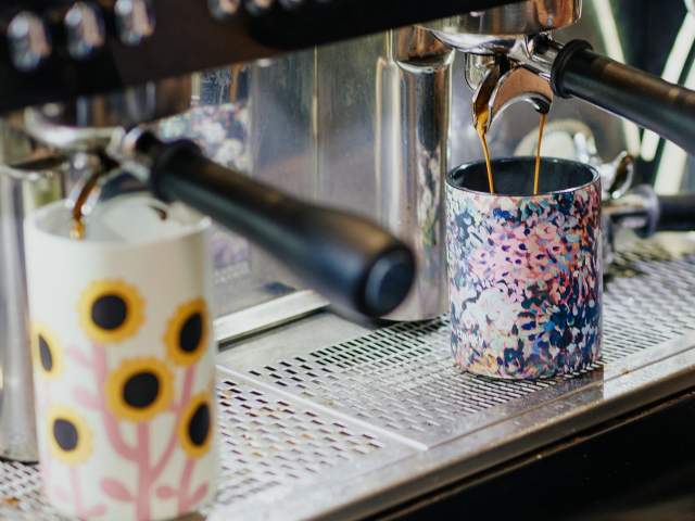 Colour keep cups under a coffee machine
