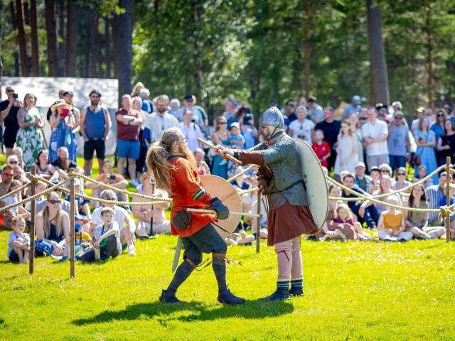 To vikinger i duell i Landeparken i Sarpsborg, med publikum i bakgrunnen.
