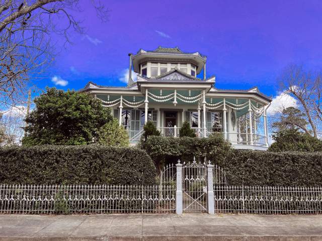Steamboat House - Holy Cross Neighborhood