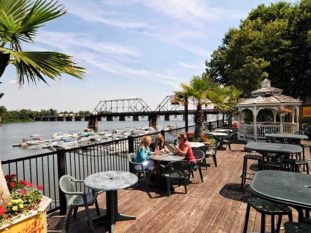 Dukes+Bar+and+Grille-2