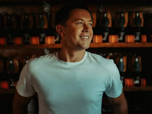 Scotty McCreery promo photo. He will be in Fort Wayne at Sweetwater Performance Pavilion on September 25, 2026.