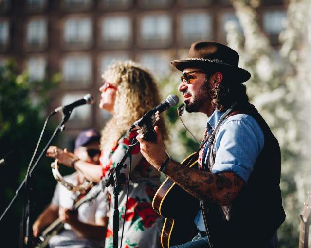 Two Musicians Perform at the Rochester Lilac Festival