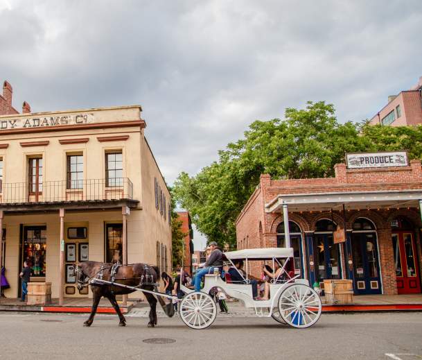 horse drawn carriage in old sacramento