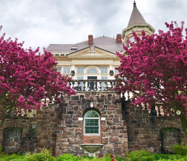 Burlington Blind Tiger Hotel from their back lawn