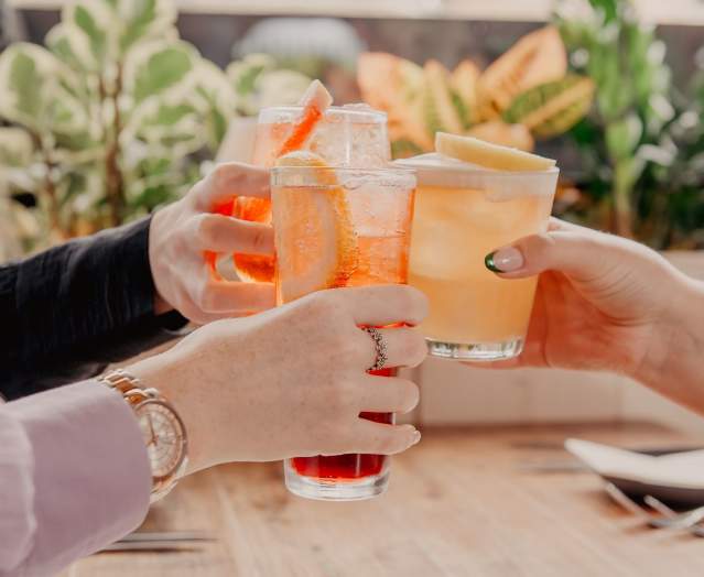 Three girls cheersing cocktails at Tetto