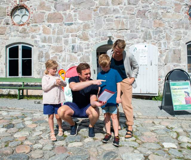 Familie på guidet tur på Fredriksten festning i Halden.
