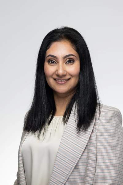 Headshot of Dr Amna Khan