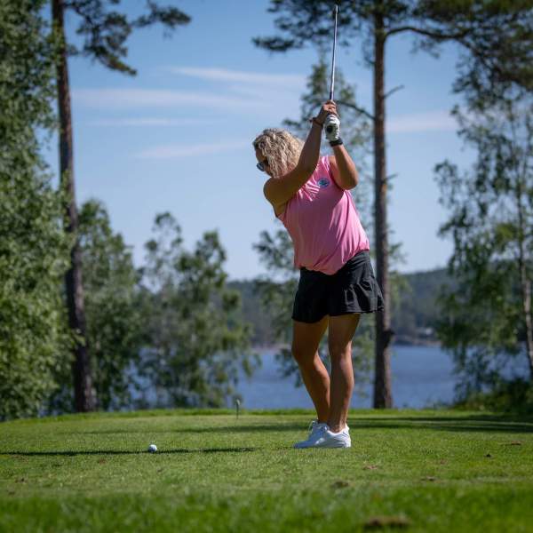 Kvinne som spiller golf i Sarpsborg. Foto.