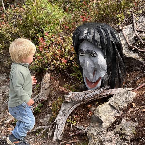 Et barn går Trollstien i Halden