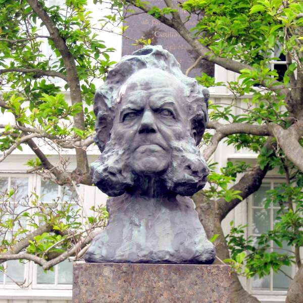 statue